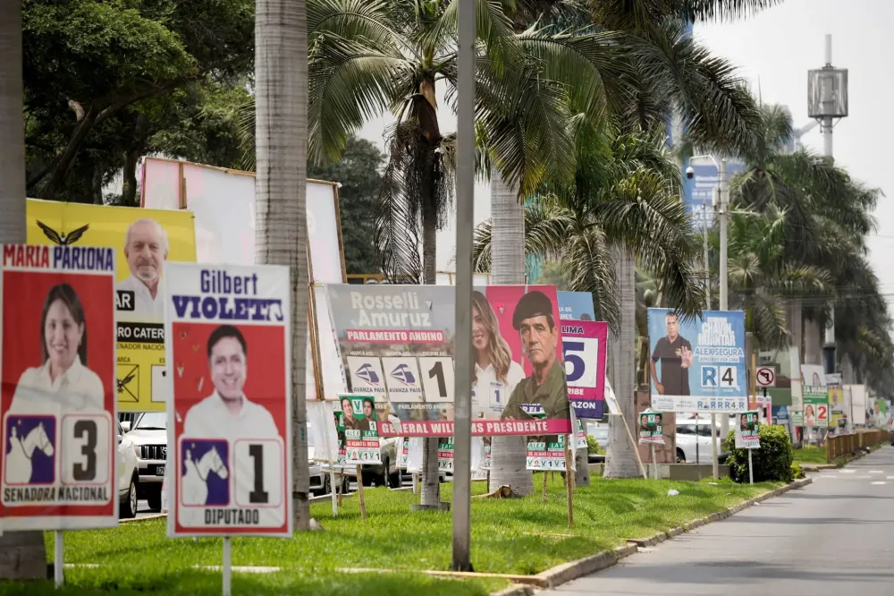 Propaganda em Lima de candidatos na eleição do Peru - 08/04/2026 (Foto: REUTERS/Angela Ponce)