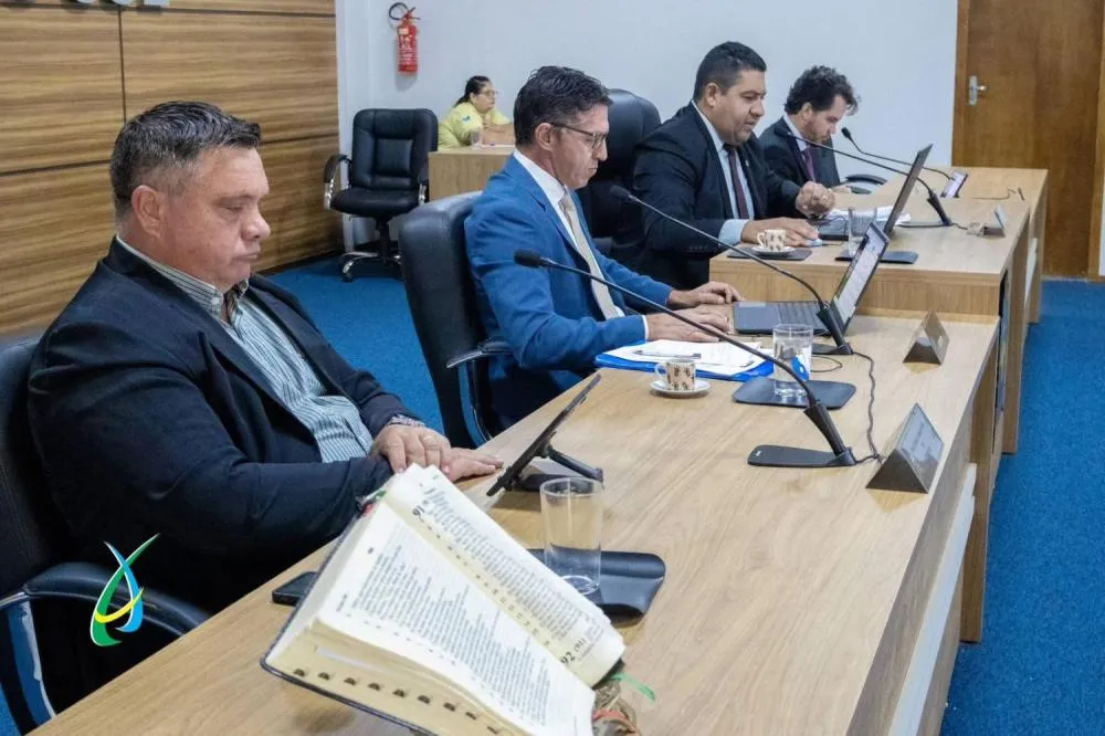 Mesa Diretora: Israel Gomes, Roberto Duarte, Nélio Justen e Ronaldo Camargo. Foto: Divulgação